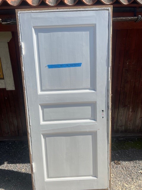 Enkeldörr med karm, 97x212cm, finns på Överjärva.