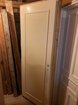 Enkeldörr med karm, 83x217cm, finns på Överjärva.