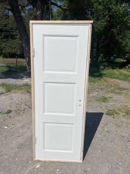 Dörr med karm 83 x 217 cm, finns i Överjärva